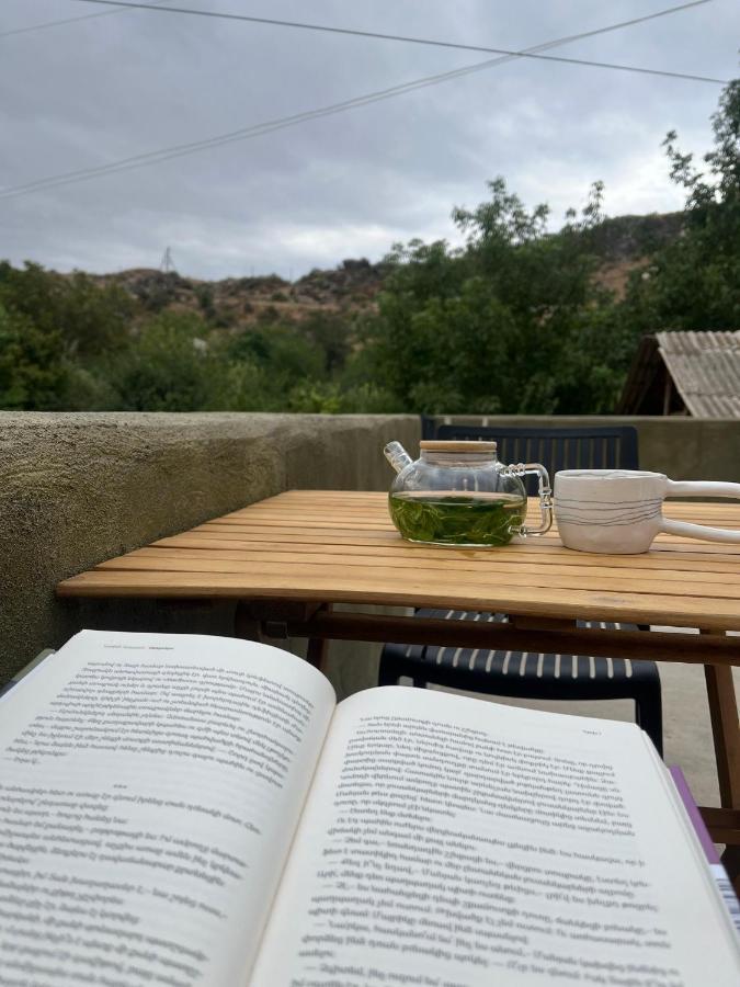 Zove Rural Cottage With Garden Views K'arashamb Ngoại thất bức ảnh